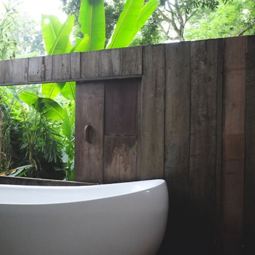 30 Best Outdoor Bathtub Ideas for a Relaxing, Spa-like Retreat